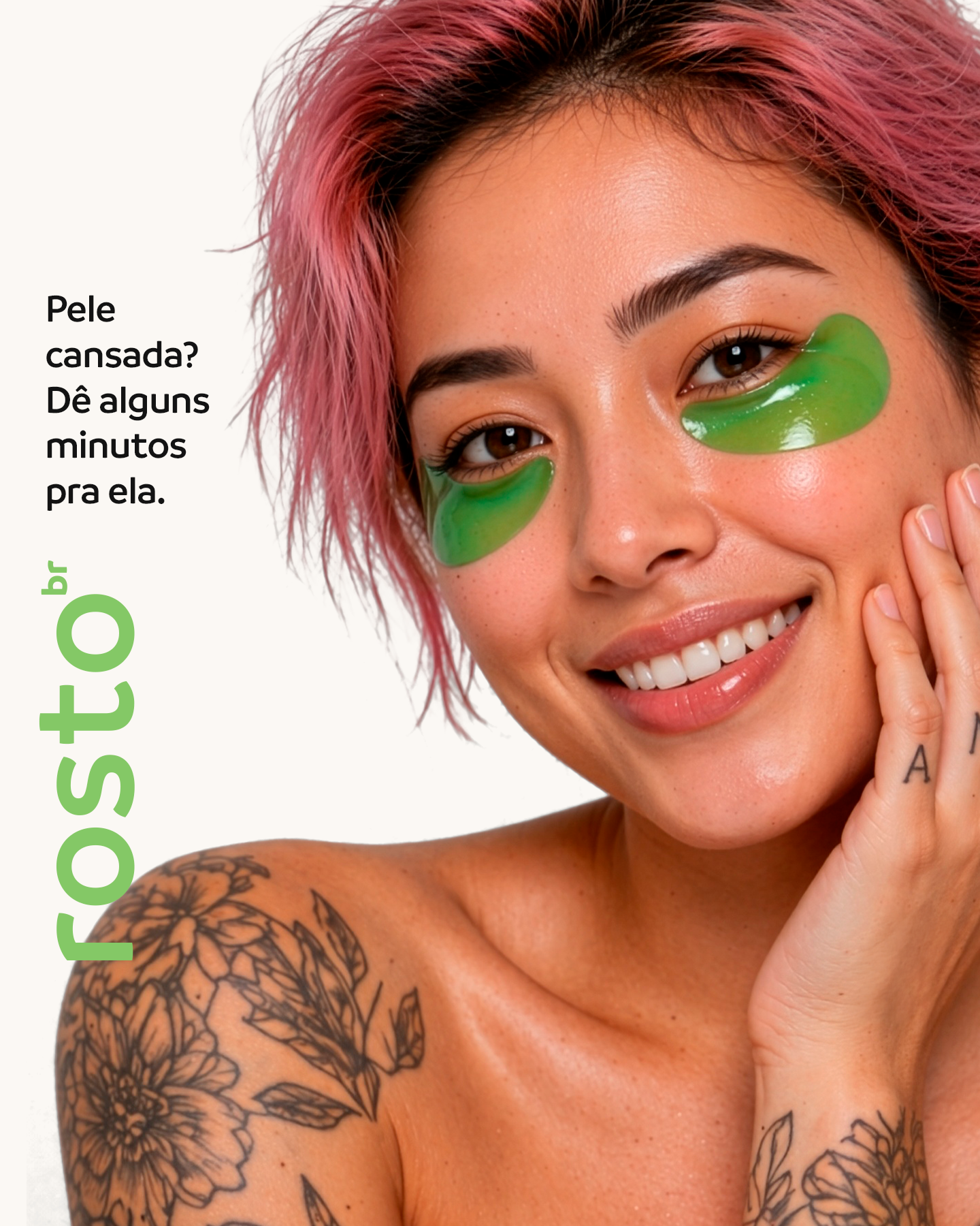 Modelo usando a máscara em hidrogel verde da Rosto Brasil.