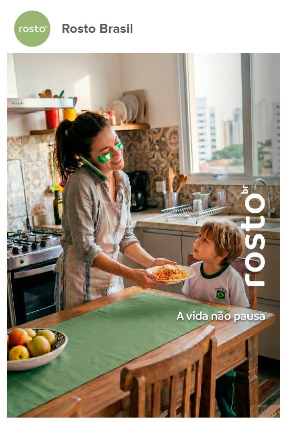 Pessoa usando máscara Rosto Brasil em uma cena de rotina real.